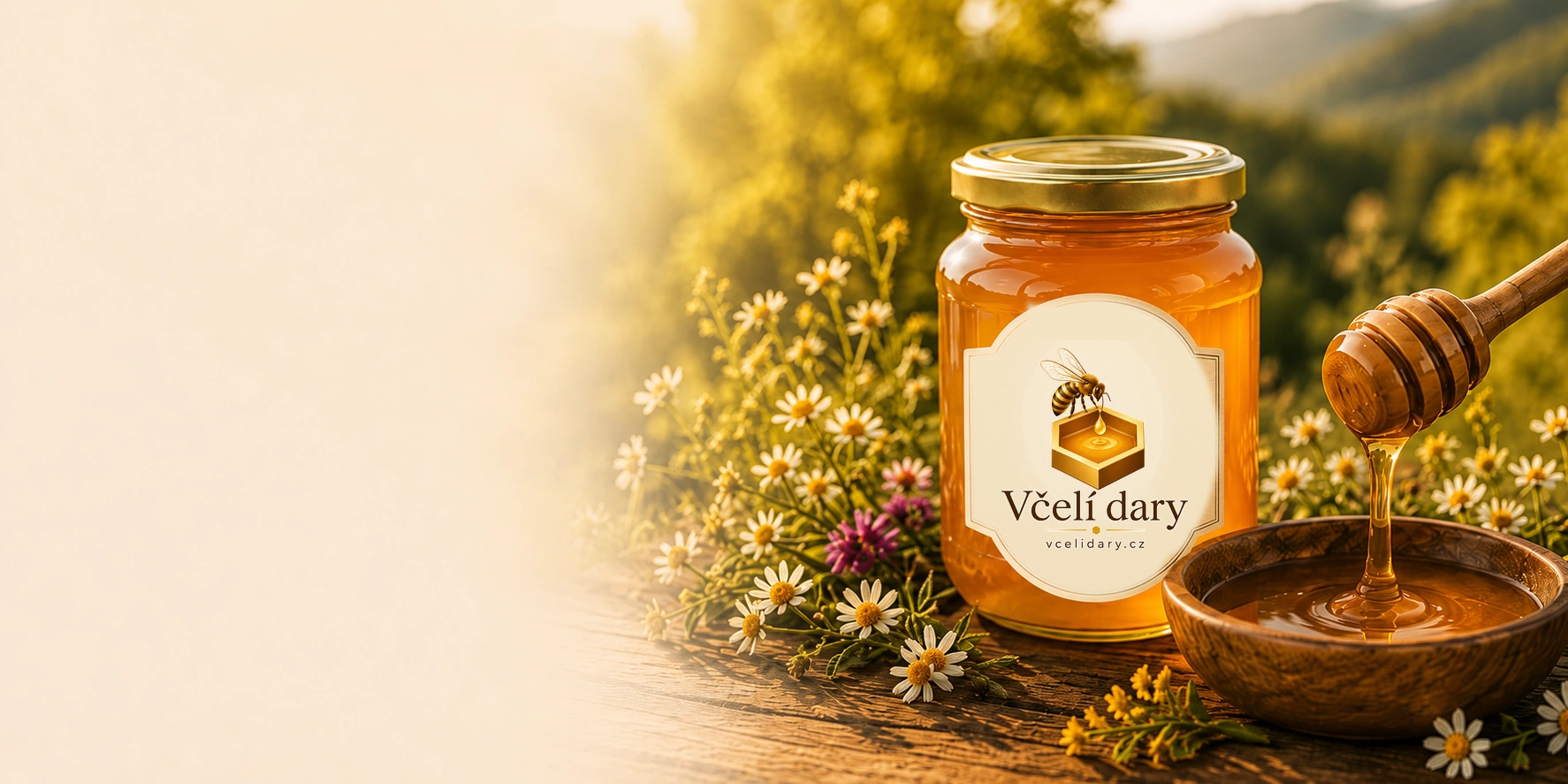 Sklenice medu s medovou naběračkou a květinami